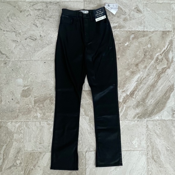 NWT Abercrombie Ultra High Rise 90s Slim Straight Jean Coated Black (Size 25) - Picture 2 of 8